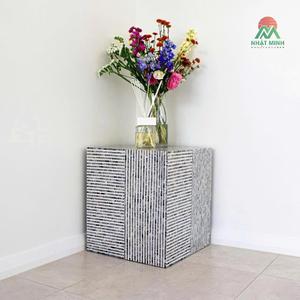 Table d'appoint carrée en laque irisée faite à la main de qualité supérieure avec incrustation de nacre. - Product Image 2