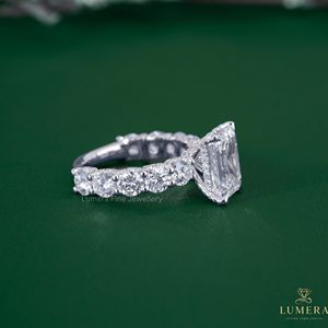 แหวนเพชรทรงเอเมอรัลด์คัทคุณภาพพรีเมียม แหวนทอง 14k ประดับเพชรรอบด้านแบบพาเว่ ตัวเรือนแบบยูคัทพรอง ห้าวงแหวนซ่อนแบบฮาโล สไตล์วินเทจ - Product Image 3