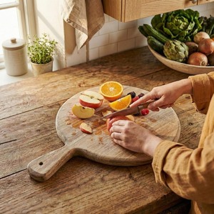 Tabla de cortar de madera hecha a mano, perfecta para regalar en bodas, aniversarios o eventos de inauguración de casas para amantes de la gastronomía. - Product Image 5
