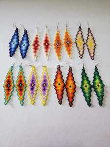 Boucles d'oreilles élégantes en perles de verre pour femmes, avec un design artisanal coloré, légères et au style raffiné pour les soirées. - Product Image 5