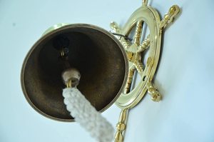 Campana de Puerta Colgante de Latón Antiguo, Campana de Pared Náutica con Diseño de Timón de Barco para Decoración de Entrada de Casa o Jardín - Product Image 3