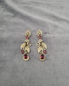 Pendientes largos con dijes de flor y hoja, piedras AD y piedras brillantes con corte de pera, chapados en oro antiguo, colección de pendientes para fiesta. - Product Image 2