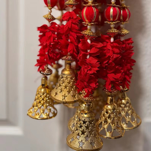 พวงมาลัยดอกมะลิผ้าสีแดงประดับกระดิ่งทองสำหรับตกแต่งงานแต่งงานแบบอินเดีย - Product Image 1