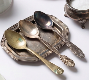 Cuillère à poignée design vintage avec détails élégants, parfaite pour les fêtes de mariage et la cuisine à domicile. - Product Image 2