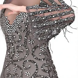 Robe de soirée de luxe à manches longues perlées à la main, élégante, gris anthracite, avec décolleté illusion et détails en plumes, pour bal de promo - Product Image 6