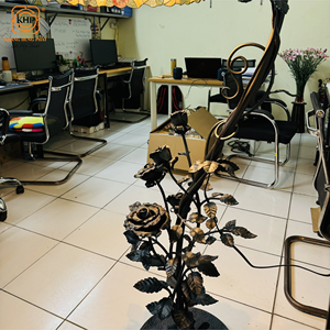 Lampe sur pied en fer forgé de luxe KHP, fabriquée au Vietnam, haute qualité, durable, belle, écologique, pour salon ou chambre. - Product Image 4