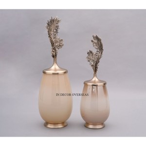 Jars décoratifs et support en verre bleu avec fleurs en métal plaqué or et blanc, aspect attrayant, design élégant pour la maison. - Product Image 4