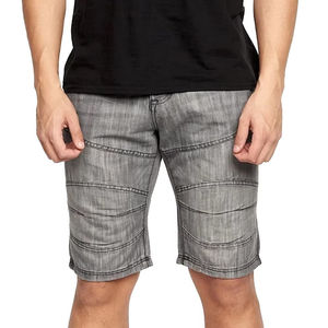 Shorts en jean pour homme à bords effilochés, conçus pour la mode urbaine et le style de vie. - Product Image 2