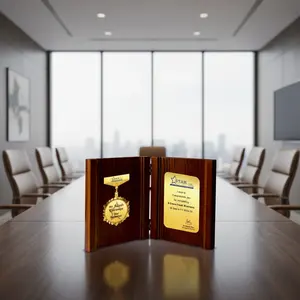 Plaque de trophée en bois style livre avec médaille pour la reconnaissance des meilleurs performants et la récompense des réalisations d'entreprise - Product Image 4