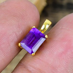 สร้อยคอประดับพลอยอเมทิสต์สีม่วงธรรมชาติทรงหมอน ประดับด้วยทอง 18k ชุบไมครอนบนเงินแท้ 925 - Product Image 2