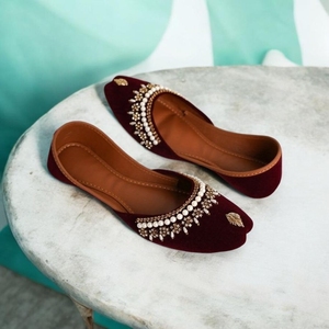 Chaussures Khussa Indiennes Pakistanaises Punjabi Élégantes Faites à la Main pour Femmes, Tailles et Couleurs Personnalisées, Motifs Floraux Estivaux, Ornées de Pierres, Plates et Antidérapantes - Product Image 4
