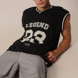 Camiseta sin Mangas Legend 23 con Cuello en V para Hombre, Negra con Detalles en Contraste, Estampada, Corte Casual, Largo Regular - Product Image 4