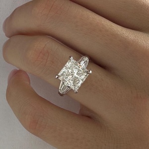 Anillo de Compromiso de Tres Piedras con Diamante Cultivado en Laboratorio de Corte Princesa de 4 Quilates E VS1, Triada de Baguettes Cónicas, Certificado IGI - Product Image 2