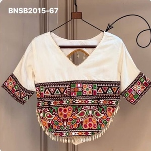 Colección de blusas romanas para festivales con bordado Gamthi, borde Kodi y espalda decorada. Exportador de moda femenina. - Product Image 1