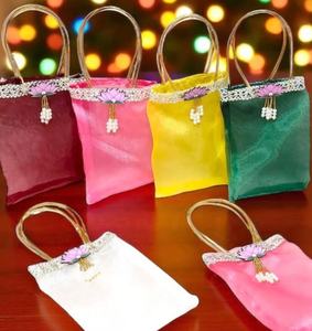 Magnifiques sacs cadeaux en soie Potli, cadeaux traditionnels vibrants pour mariages et festivals, superbes sacs Potli en soie faits à la main. - Product Image 1