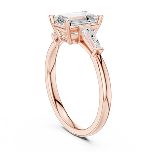 Anillo de compromiso elegante con tres diamantes cultivados en laboratorio en oro rosa, con un diamante central de corte esmeralda y un diamante lateral de corte trillón. - Product Image 4