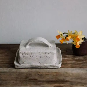 Mantequillera Estilo Rústico con Tapa de Arco y Acabado Esmaltado Moteado, Bandeja Profunda para Servir, Elegante Solución para Almacenar Mantequilla en la Cocina - Product Image 2