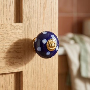 Pomo de puerta de cerámica con lunares azules y centro dorado, tirador de gabinete estilo ecléctico - Product Image 5