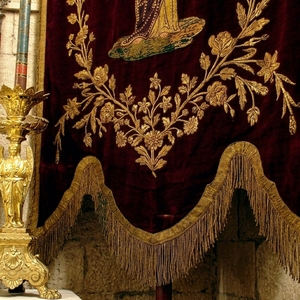 Bannière d'église en velours de qualité supérieure faite à la main - Personnalisée avec fil doré liturgique - Product Image 4