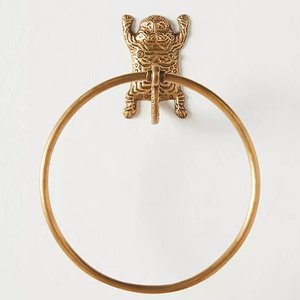 Anillo de toalla metálico de diseño para montar en la pared del baño con estética moderna y características funcionales. - Product Image 1