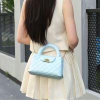 Sac fourre-tout carré de luxe en cuir véritable pour femme avec logo brodé, fermeture à rabat, bandoulière chaîne, capacité 1L, durable