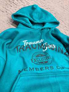 Sudadera con capucha de la mejor calidad para hombre y mujer con detalles de pedrería en las mangas, logotipo impreso en la parte delantera, estilo oversized streetwear. - Product Image 5