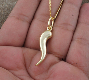 Joyería de Boda de Diseño Elegante y Minimalista con Dijes de Plata de Ley Chapados en Oro en Forma de Luna de Lujo con Engaste de Bisel - Product Image 2