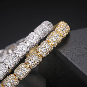 Pulsera de Lujo para Hombre, Chapada en Oro de 22K, con Diamantes de Corte Brillante Redondo, Diseño de Cadena Geométrica con Microincrustaciones, para Uso Diario - Product Image 3