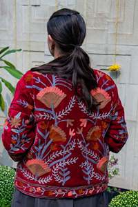 Veste en toile matelassée écologique brodée à la main de motifs floraux rouges pour femmes, à manches longues, col rond, tissée, longueur normale, pour l'automne - Product Image 4