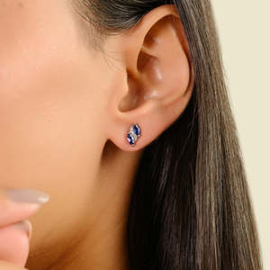 Boucles d'oreilles modernes en or blanc 14 carats avec saphirs et diamants, certifiées IGI - Product Image 1