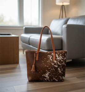 Nouvel Arrivage Sac Fourre-tout Tendance en Cuir Véritable Motif Alligator avec Bandoulière Unique et Pompon en Fourrure, Fermeture à Verrou, Sac à Main Portable pour Femme - Product Image 4