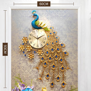 Reloj de pared de metal con textura de pavo real de la más alta calidad, un regalo de inauguración de casa impresionante y pensativo. - Product Image 2