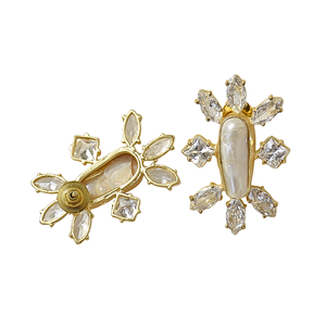 Boucles d'oreilles vintage baroques en perles et zirconiums cubiques - Bijoux en laiton plaqué or 18 carats faits à la main de luxe pour femmes - Product Image 2