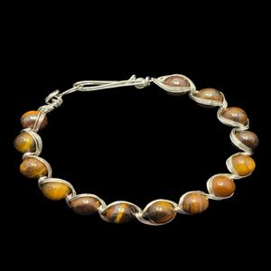 Bracelet en œil de tigre gravé de qualité supérieure (AAA) de 8 mm, artisanat en pierres précieuses naturelles, motif de guérison, vente en gros - Product Image 1