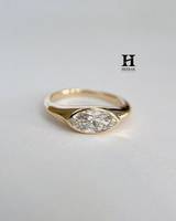Anillo de Compromiso Minimalista con Diamante de Laboratorio Corte Marquesa - Anillo de Boda de Oro Sólido de 14K con Engaste de Bisel - Diamante Marquesa Moderno Estilo Oriente-Oeste