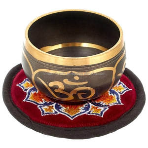 Cuenco tibetano de bronce con acabado antiguo y sonido armónico rico para mindfulness y relajación - Product Image 2