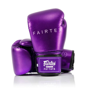 Gants de Muay Thai Fairtex, couleur violet métallisé, en cuir véritable brillant, pour entraînement et sparring. - Product Image 1