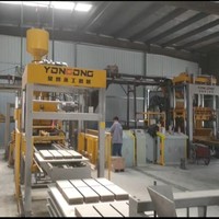 Machine à briques à pression statique pour la fabrication de blocs à partir de scories recyclées, de poudre de pierre et de déchets de construction