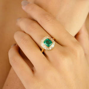 Bague de fiançailles haut de gamme en or jaune véritable 18 carats avec émeraude sertie clos et halo de diamants, personnalisable, fabricant de bijoux en gros - Product Image 2