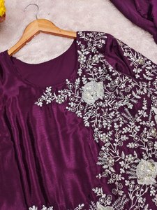 Sari élégant prêt à porter pour les occasions spéciales avec bordure en dentelle et chemisier de luxe - Product Image 2