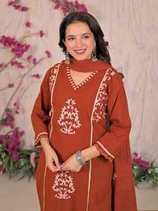 Elegante Conjunto de Kurta, Pantalón y Dupatta de Algodón Marrón Terracota con Estampado Digital, de Secado Rápido, Corte Holgado, Cuello en V y Detalle de Encaje para Mujer - Product Image 3