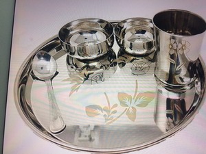 Ensemble de thali en acier inoxydable de qualité supérieure avec design floral gravé, assiette à dîner, bols, verre et cuillère pour usage domestique et mariage. - Product Image 5
