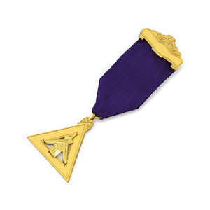 Medalla de Regalia Masónica Chapada en Oro con Joya de Pecho del Ilustro Consejo Maestro y Cinta Morada, Joya Masónica - Product Image 1
