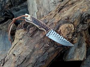 Cuchillo de Caza y Camping de Grado Industrial con Hoja Fija de Acero Raspado de 8 Pulgadas Hecho a Mano por Nordic Forge, Mango de Asta de Ciervo y Funda de Cuero - Product Image 2