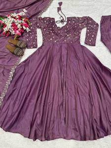 Salwar Kameez de Seda Morada con Bordado, Estilo Tradicional de India y Pakistán, Largo hasta el Suelo, para Bodas - Product Image 6