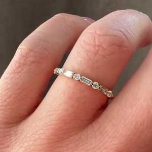 Bagues de mariage en or massif 14K 18K avec diamants multi-tailles, sertissage alterné rond et baguette, demi-éternité empilable, vente en gros - Product Image 5