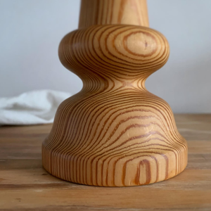 Chandeliers en bois de pin naturel tourné, style suédois du milieu du siècle, porte-bougies rustiques en bois, décoration de table scandinave - Product Image 2