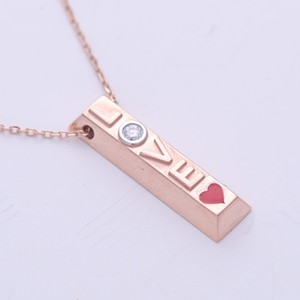 Colgante de barra vertical con diamante cultivado en laboratorio certificado por IGI con la palabra “LOVE” en oro de 18 quilates - Product Image 2
