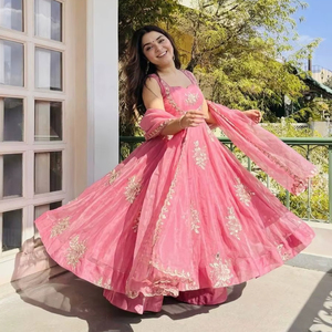 Ensemble Sharara en soie tendance Fendy avec travail de sequins et dupatta de créateur – Collection pour mariages et occasions festives - Product Image 1