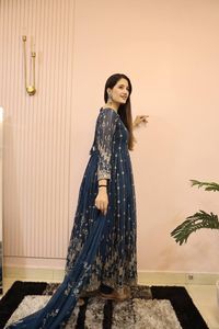 Robe sophistiquée Georgette Shalwar Kameez avec 3.10m Flair brodé Dupatta et manches longues Vêtements de style indien - Product Image 6